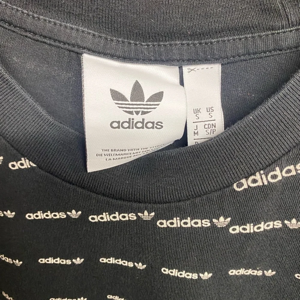 Adidas T-shirt. Sz small